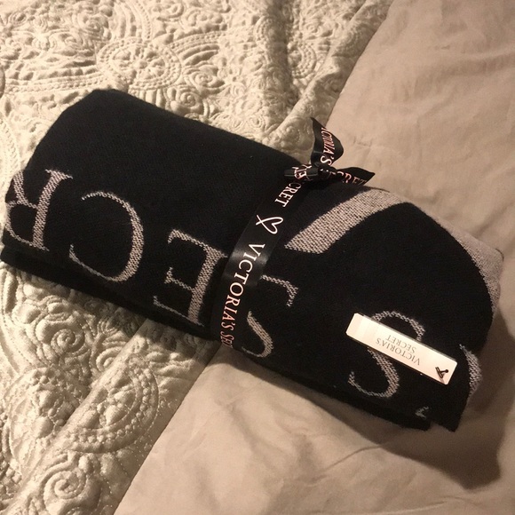 V I C T O R I A S E C R E T B L A N K E T - Picture 1 of 2